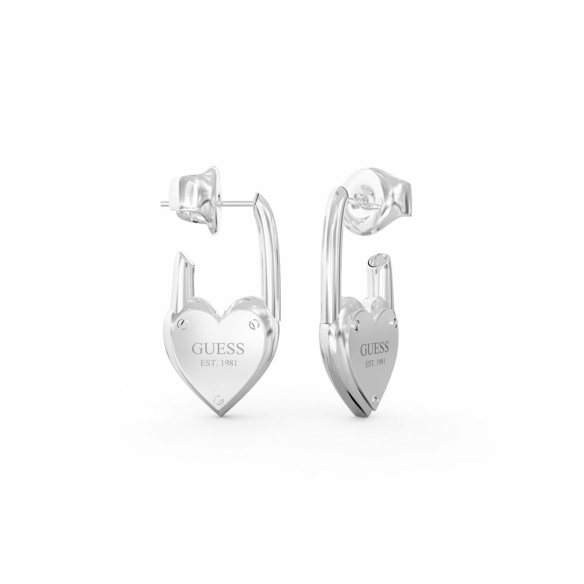 Zilverkleurige Guess oorbellen in hartvorm met logo, zijaanzicht detail.