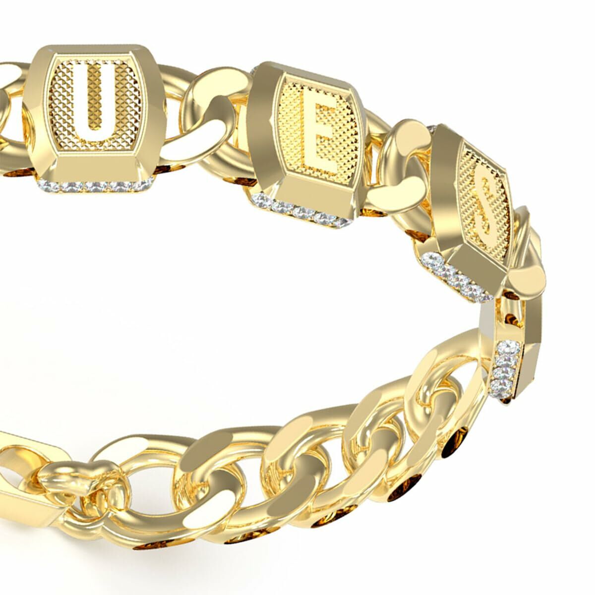 Detail van de Guess gouden armband met glinsterende letters en schakels.