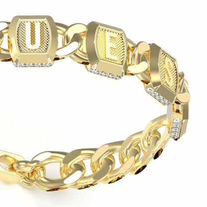 Detail van de Guess gouden armband met glinsterende letters en schakels.