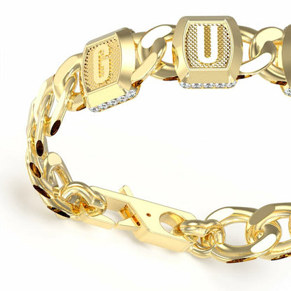 Detail van de gouden Guess armband met glinsterende schakels en logo.