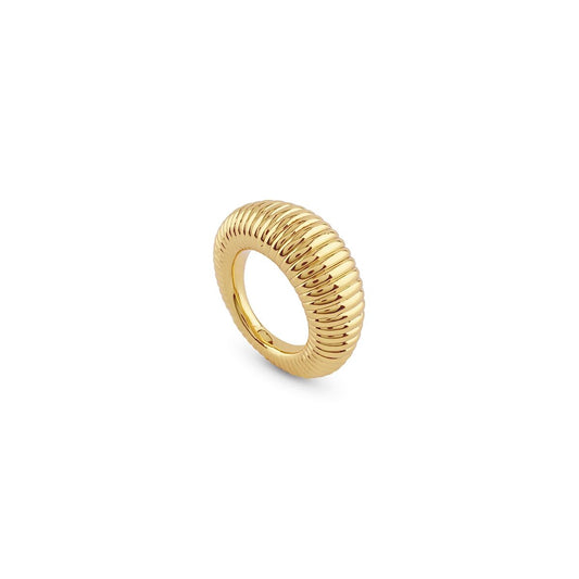 Gouden Guess damesring met elegant design en comfortabele pasvorm, zijaanzicht.