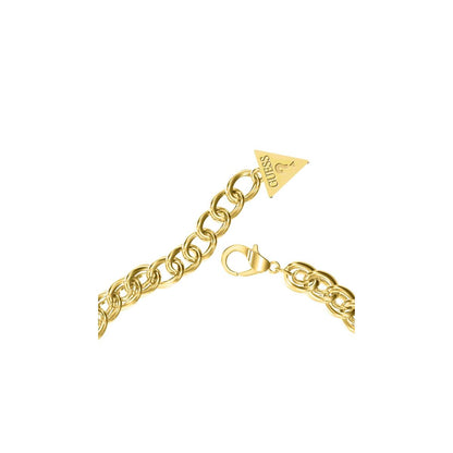 Detail van de gouden Guess armband met sluiting en merklogo.