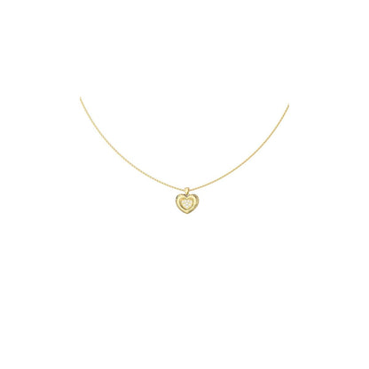 Detail van de Guess ketting met een gouden hartvormige hanger en sprankelende accenten.