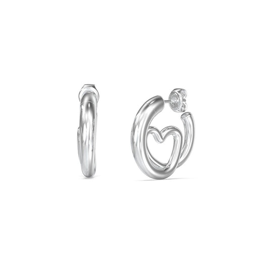 Zilverkleurige Guess oorbellen met elegante afwerking en hartvormig ontwerp.