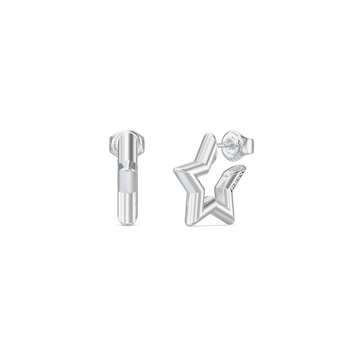 Zilverkleurige Guess oorbellen met stervormig design, elegant en stijlvol.