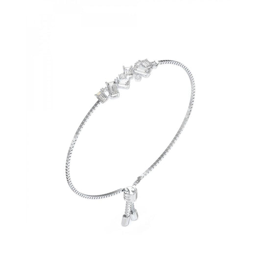 Zilveren Guess horloge voor dames met elegant modieus design en strass details.
