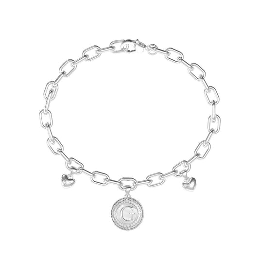 Zilverkleurige Guess armband met hartjes en een logo, elegant en stijlvol.