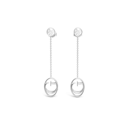 Zijaanzicht van de Guess oorbellen met een trendy ontwerp en glinsterende details.