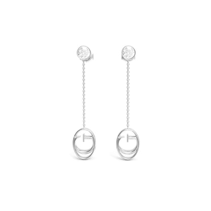 Trendy Guess oorbellen in zilver met een elegante hangende schakel.