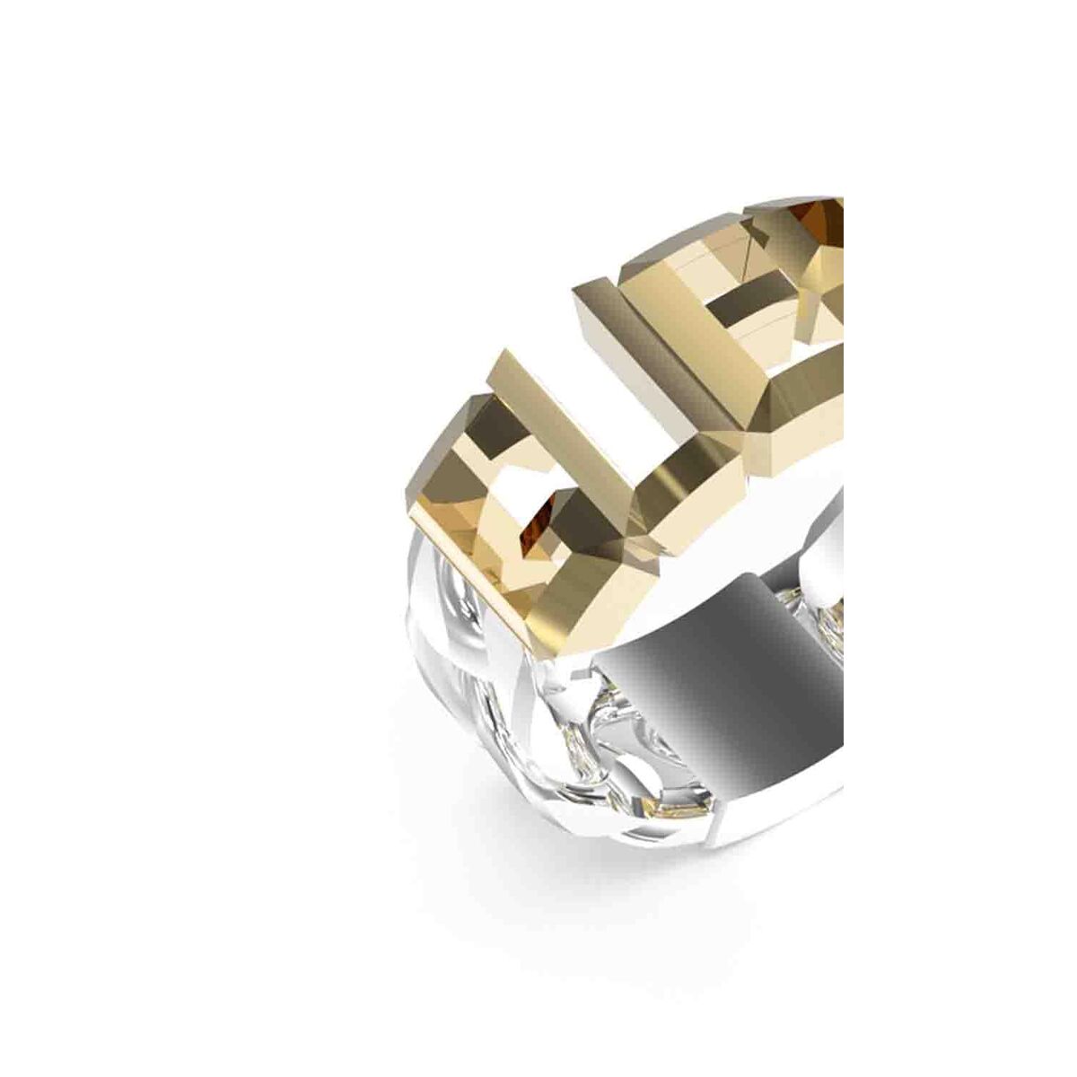 Detail van de Guess ring met zilverkleurige en gouden elementen, in een stijlvolle hoek.