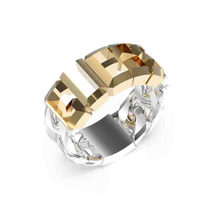 Detail van de Guess ring met zilverkleurige band en gouden, elegante bovenkant.