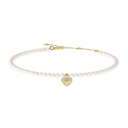 Witte Guess armband voor dames met gouden hartje als opvallend detail.
