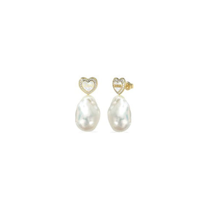 Elegante Guess oorbellen met parelvormige hangers en hartvormige studs.