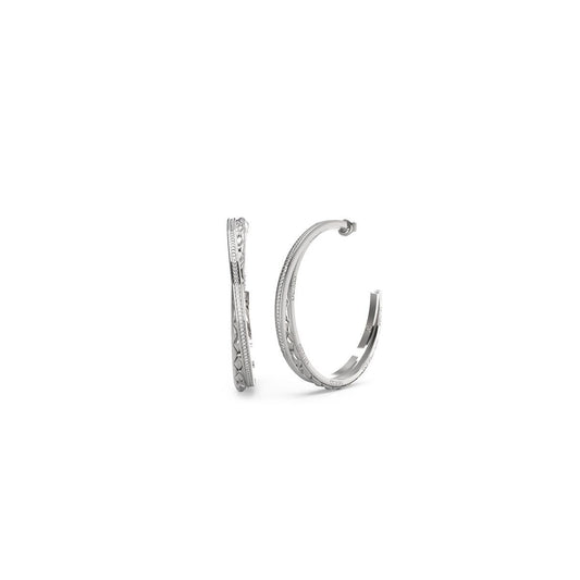 Zilverkleurige Guess oorbellen met elegant design en gedetailleerde afwerking.