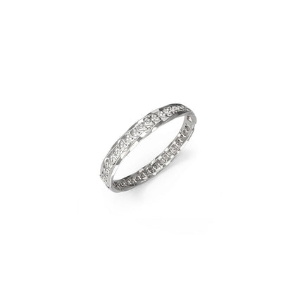 Zilverkleurige Guess ring met elegant ontwerp en sprankelende details.