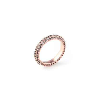 Elegante Guess ring voor dames in roze goud met sprankelende stenen.
