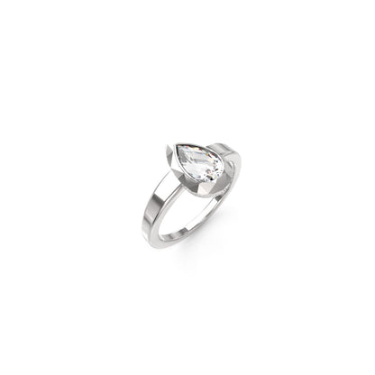 Zilverkleurige Guess ring voor dames met een elegante druppelvormige steen.