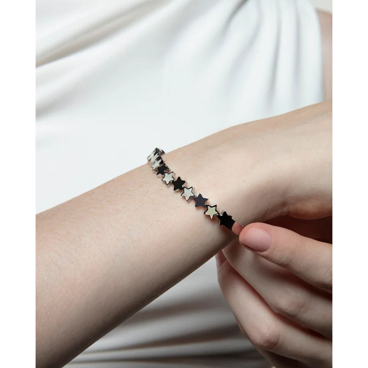 Zilverkleurige Viceroy armband met sterren, gedragen om de pols.
