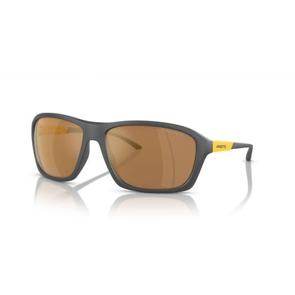 Zwarte Arnette NITEWISH zonnebril met bruine glazen en gele details, vooraanzicht.
