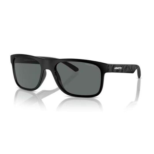 Zwarte Arnette KHIM AN 4341 zonnebril met UV400 bescherming, schuin zicht.