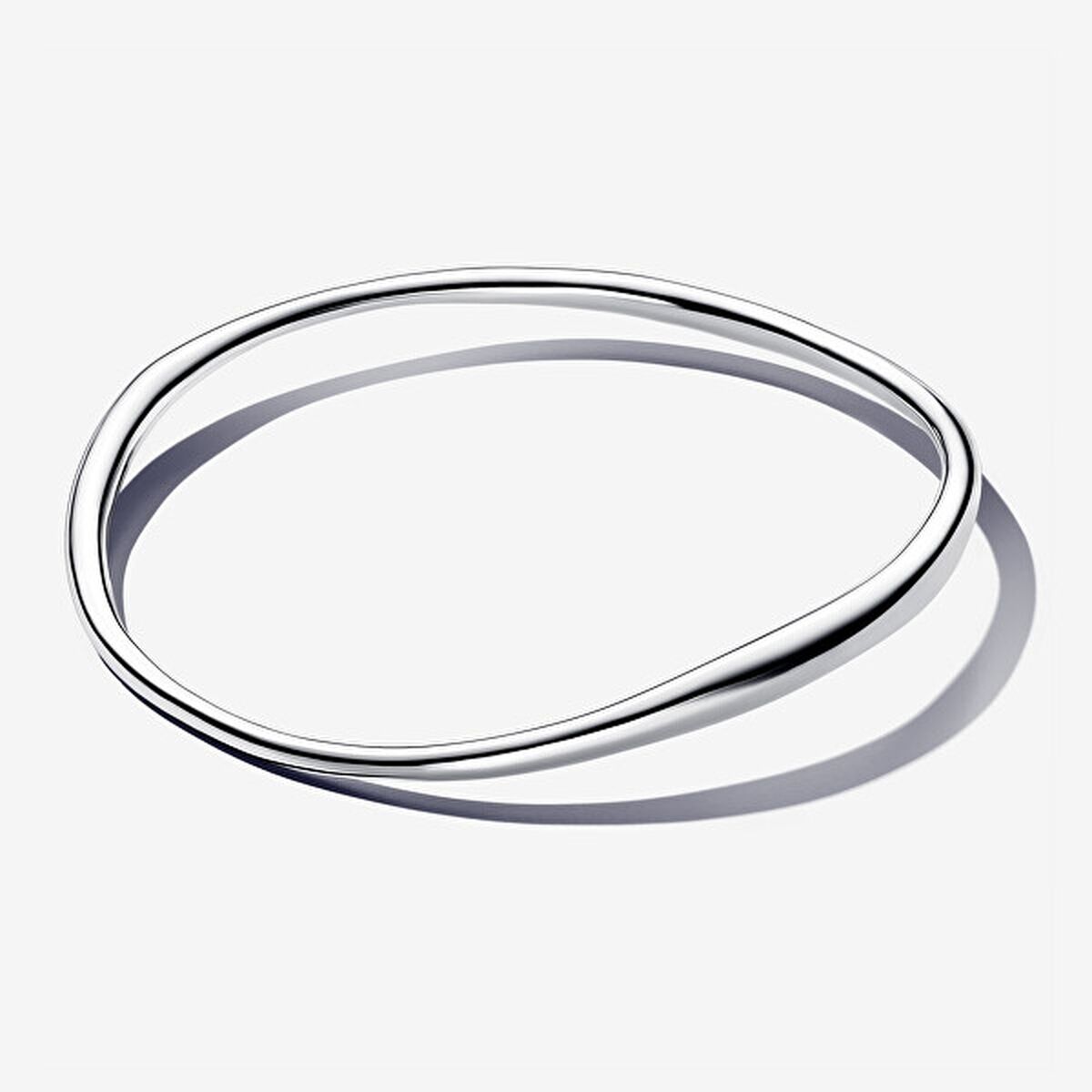 Zilverkleurige Pandora armband in een elegante, vloeiende vorm met een glanzende afwerking.