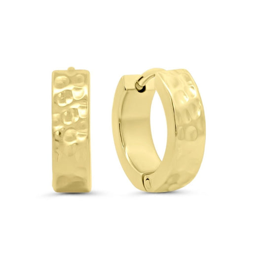 Gouden CO88 Collection oorbellen met een elegant, gehamerd ontwerp in zijaanzicht.