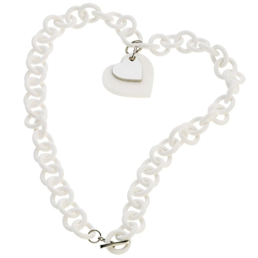 Witte ketting van Manuel Zed met een hartvormige hanger, elegant ontwerp.