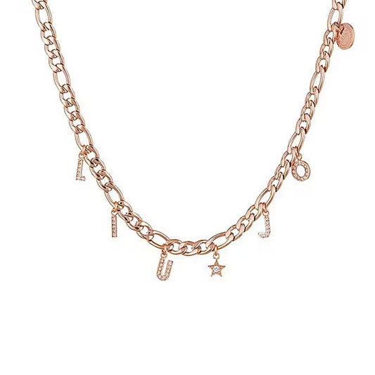 Gouden LIU JO ketting met elegante afwerking en hangende letters.