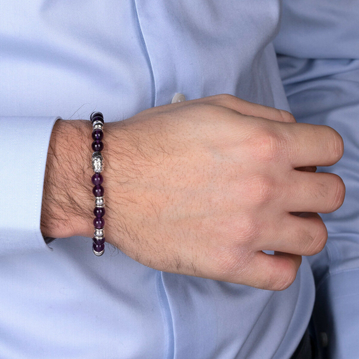 Detail van de Albert M. damesarmband met paarse kralen en zilveren accenten.