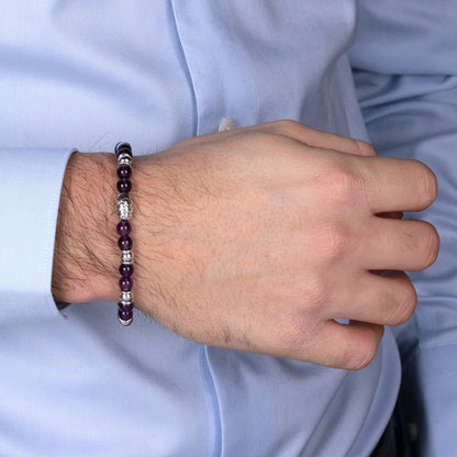 Detail van de Albert M. damesarmband met paarse kralen en zilveren accenten.
