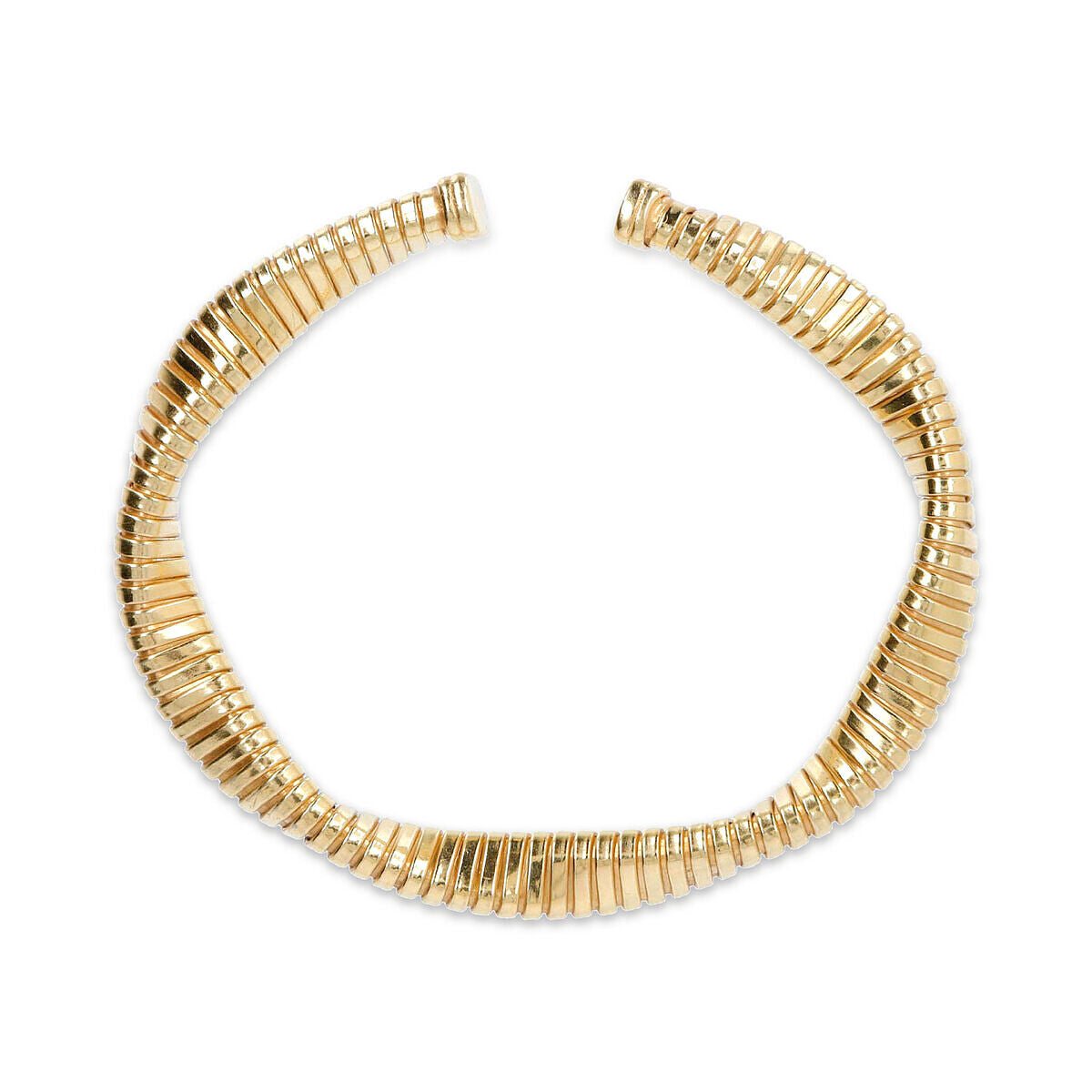Close-up van de elegante gouden Etrusca armband met een verfijnd design.