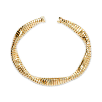 Close-up van de elegante gouden Etrusca armband met een verfijnd design.