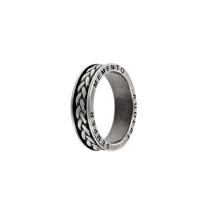 Zilverkleurige Albert M. ring met trendy ontwerp en gevlochten details.