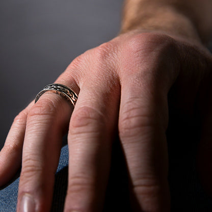 Zilverkleurige Albert M. ring met trendy design, gedragen op een hand.