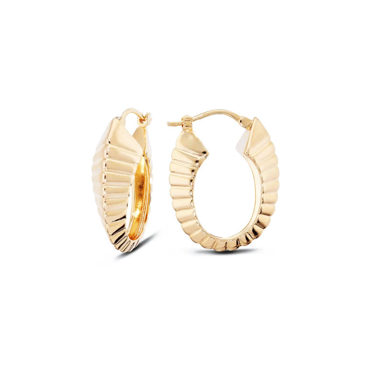 Detail van de Etrusca gouden oorbellen met elegante ribbelstructuur en sluiting.