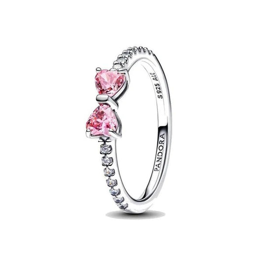 Zilverkleurige Pandora ring met twee roze stenen en verfijnd ontwerp.
