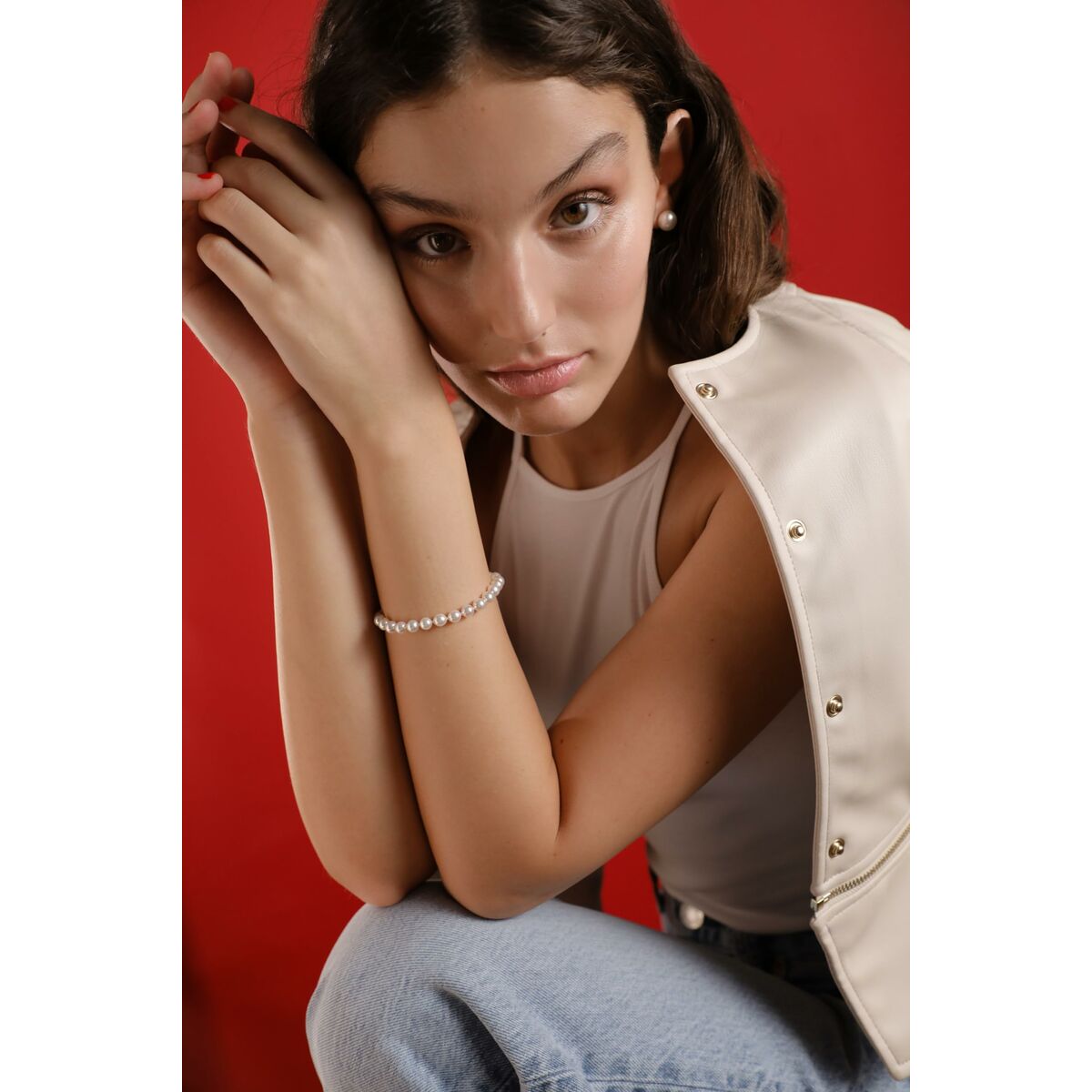 Elegant zilverkleurige Majorica armband gedragen door model met een casual outfit.