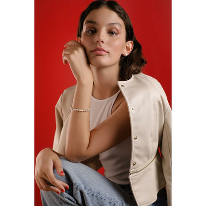 Zilverkleurige Majorica armband gedragen door model met een elegante uitstraling.