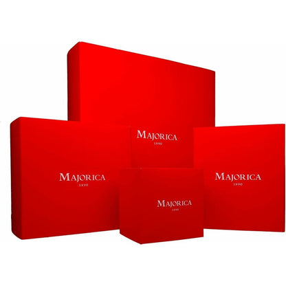 Rode geschenkdozen van Majorica in verschillende maten, perfect voor het verpakken van sieraden.
