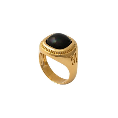 Gouden Majorica ring met zwarte steen, elegant ontwerp en hoogwaardige afwerking.