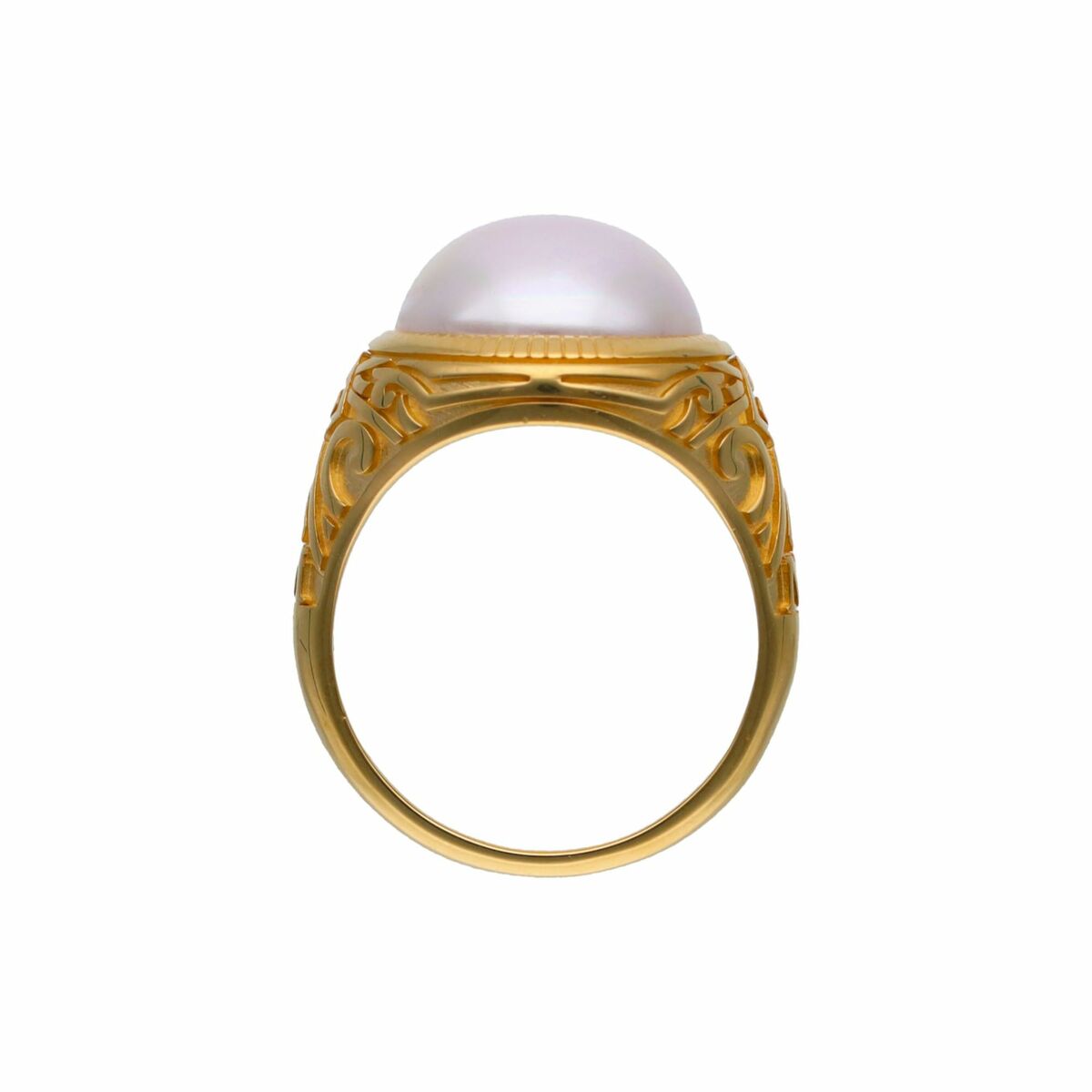 Elegante Majorica damesring met een ronde parel en gedetailleerde gouden band.