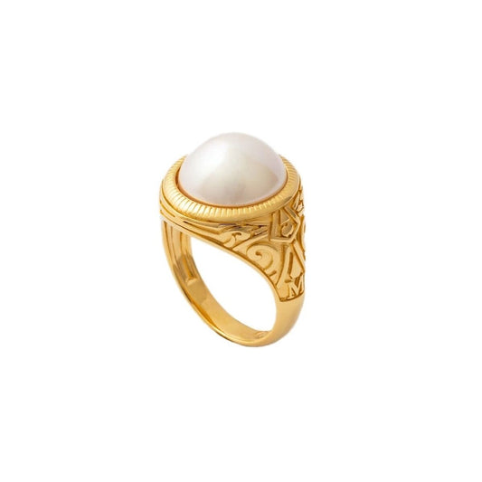 Gouden Majorica damesring met elegante afwerking en grote parel.