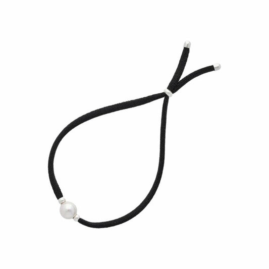 Elegante Majorica armband voor dames met zwarte koord en parel detail.