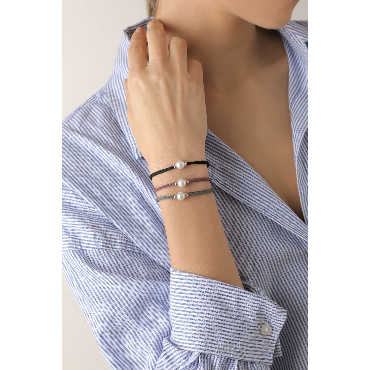 Detail van de Majorica armband met parels, elegant gedragen om de pols.