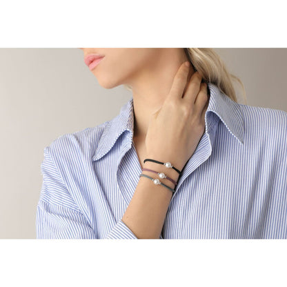 Elegante Majorica armband met parels, gedragen door een vrouw in een gestreepte blouse.
