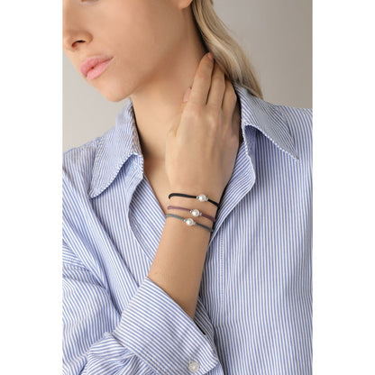 Majorica armband met gekweekte parels, elegant gedragen om de pols van een vrouw.