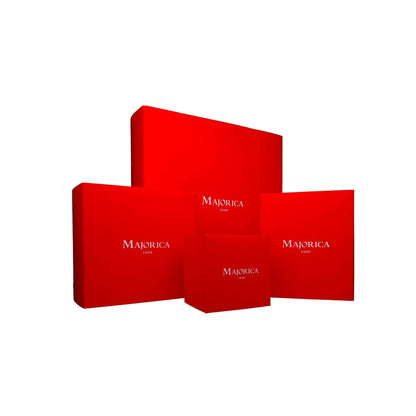Rode geschenkdozen van Majorica in verschillende maten, perfect voor sieraden.