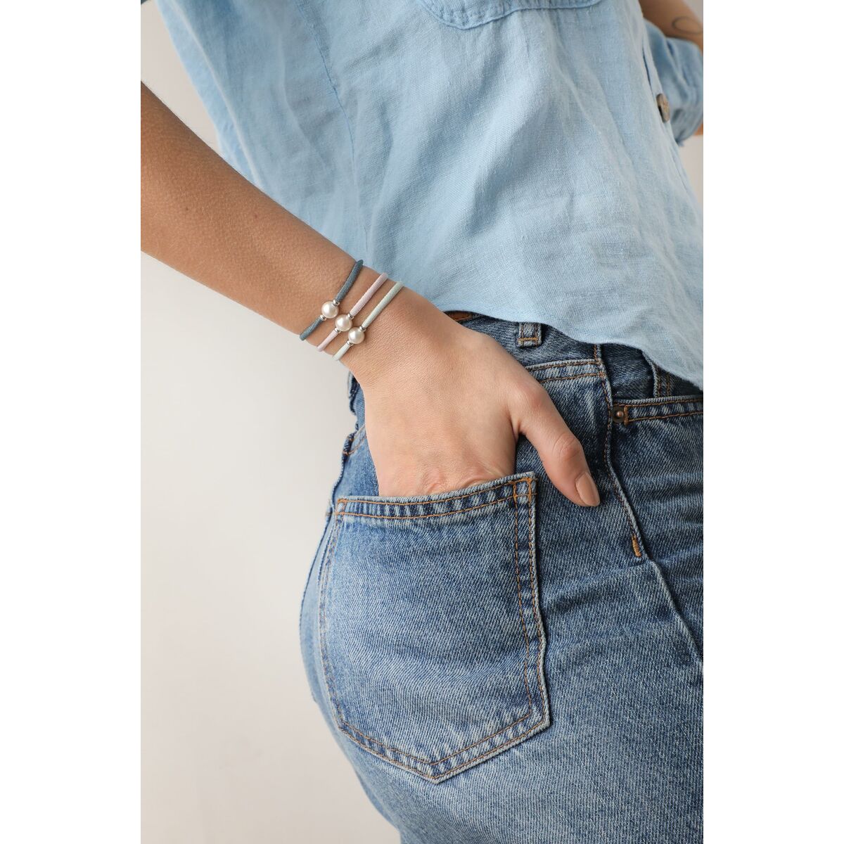 Detail van de Majorica armband met parels, gedragen bij een casual outfit.