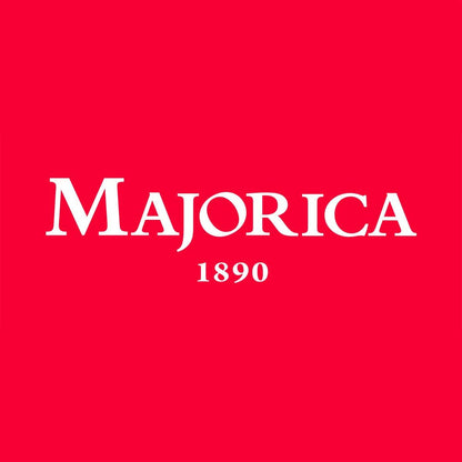 Detail van het logo van Majorica, elegant en tijdloos ontwerp.
