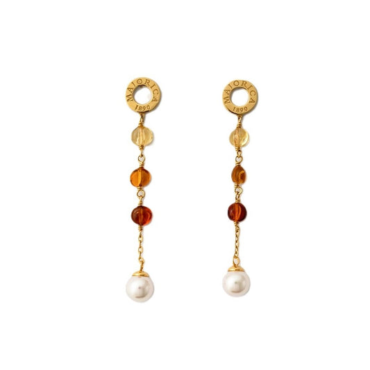 Elegante Majorica oorbellen met gouden hangers en parel, tijdloos ontwerp.